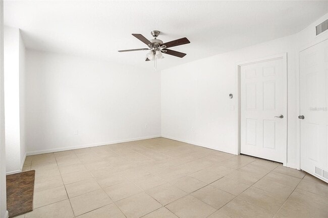 Building Photo - 13815 Fairway Island Dr