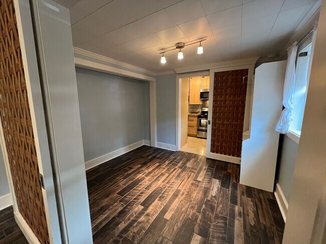 Building Photo - Charming North Capitol Hill Vintage Condo – Modern Comforts & Ideal Location