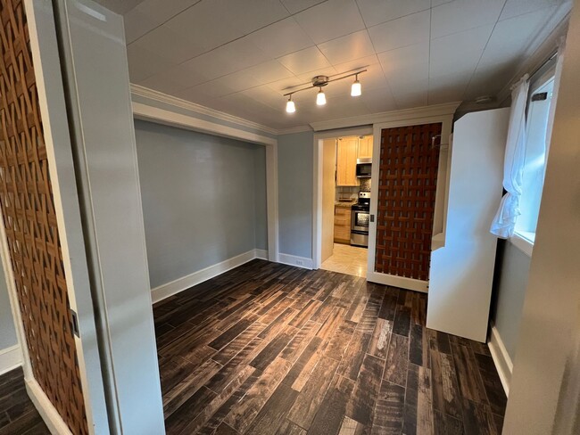 Building Photo - New Pricing! Charming Studio in Highly Des...