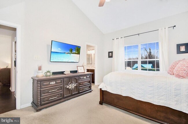 Building Photo - 102 Peregrine Ln