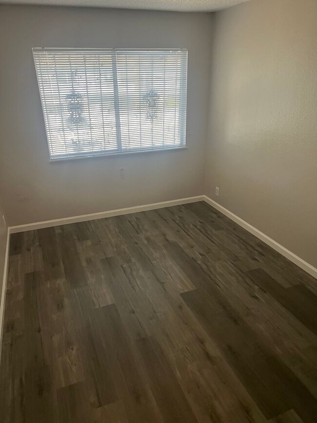 Building Photo - 3 Bedroom 1.5 Bathroom   Cheyenne & Civic ...