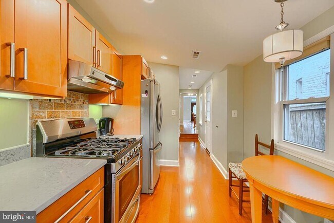 Building Photo - 1806 Bank St