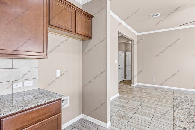Building Photo - 3 Bedroom- 2 Bathroom in Hills of Westwood