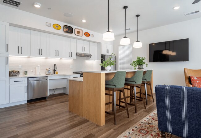 Building Photo - 1501 W Howard Ln