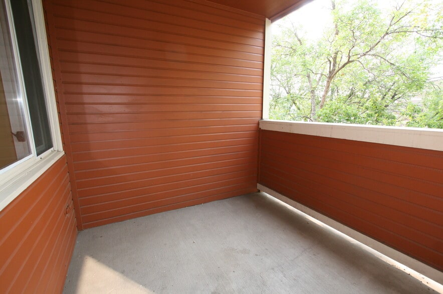 Southern Deck - 2201 Pearl St