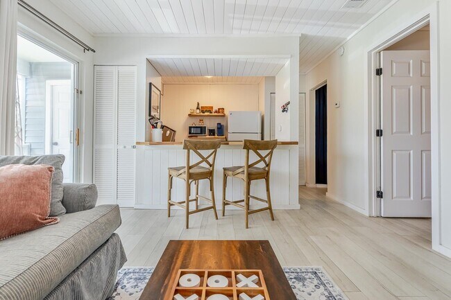 Building Photo - 4000 Gulf Terrace Dr