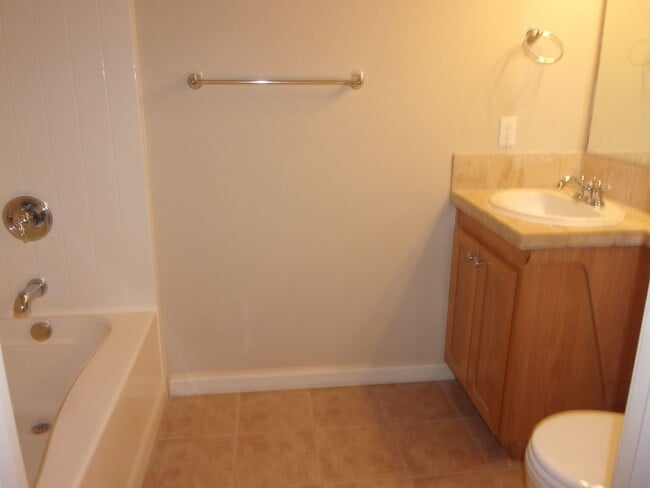 Building Photo - Popular West Oaks Condo