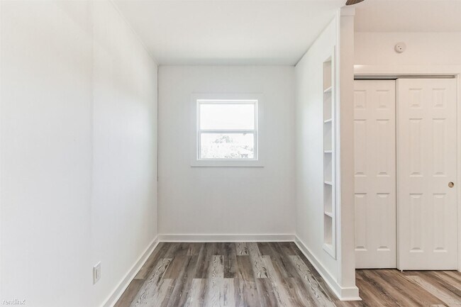 Building Photo - 1 br, 1 bath House - 124 East Castlebriar ...