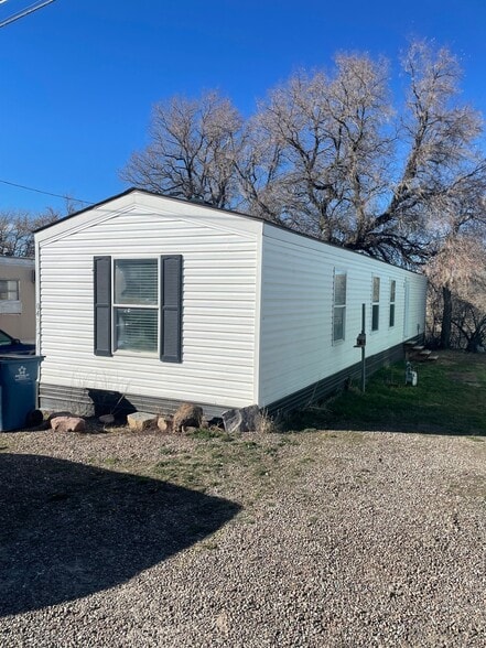 Building Photo - 2010 River Dr N