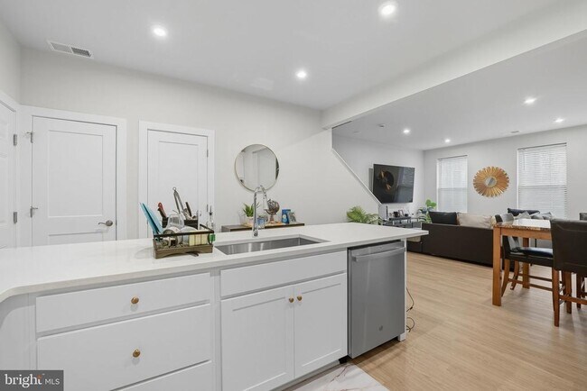 Building Photo - 707 Thomas Ln