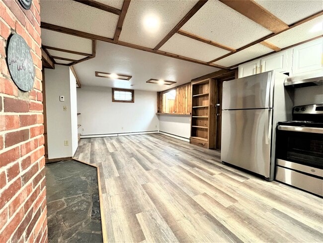 Building Photo - Newly Renovated Daylight Basement Duplex Apartment in Amazing Location!