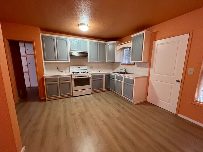 Building Photo - Inglewood Duplex - Front House