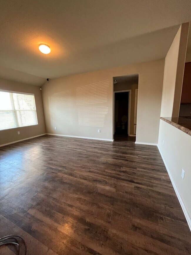 Building Photo - 3 Bed / 2 Bath off of Airport Road