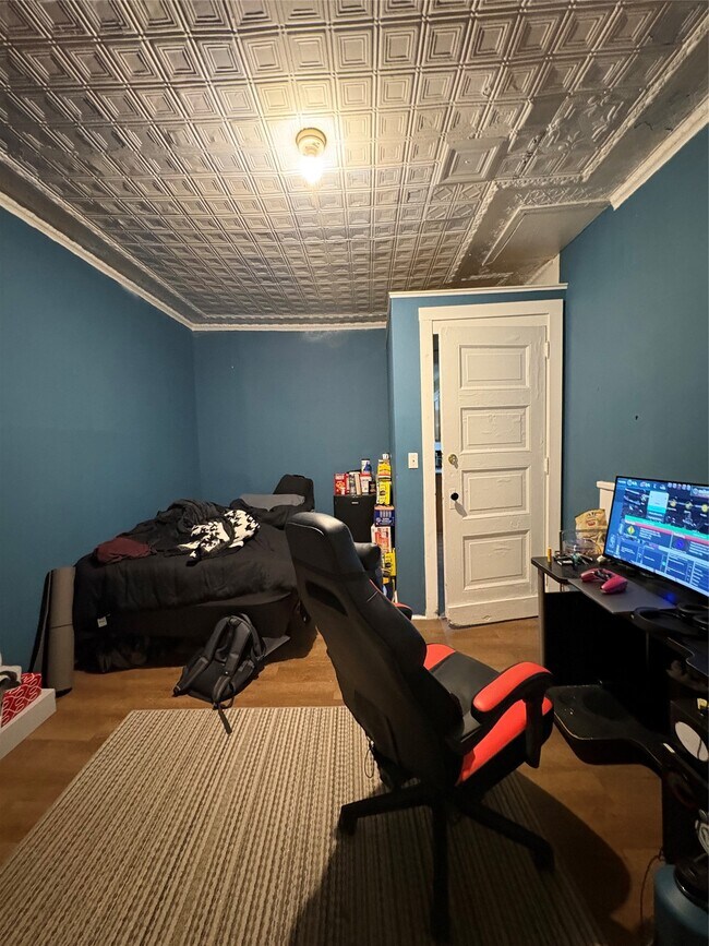 Building Photo - 121 Oak St