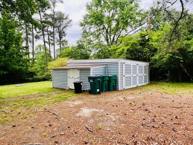 Building Photo - Charming 4-Bedroom Home with Ample Space and Modern Amenities