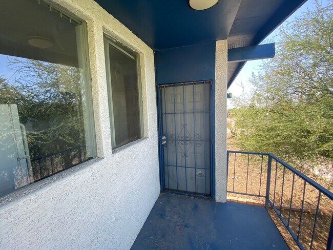 Building Photo - Mesa Centrally located