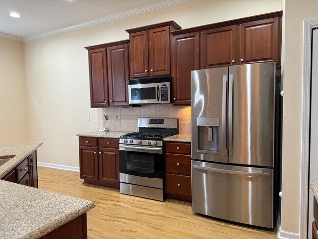 Building Photo - 3 Bedroom Townhome in Wakefield