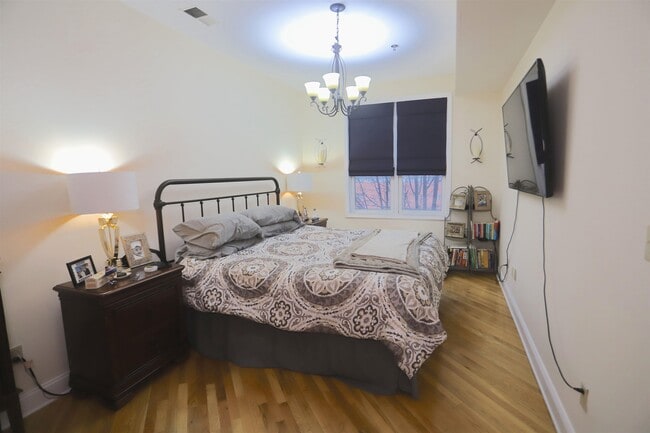 Building Photo - 915 Madison St