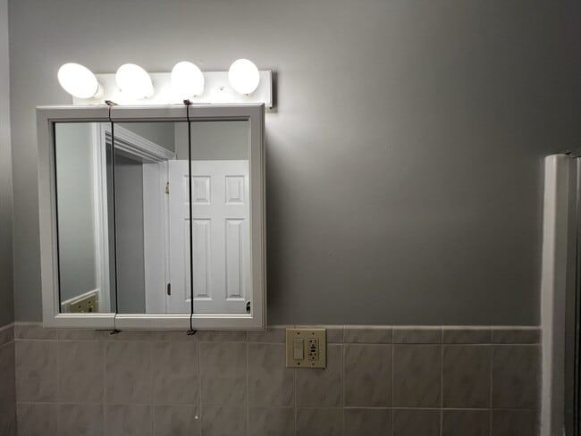 Building Photo - 158 Holland St