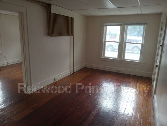 Building Photo - 110 S Lloyd St