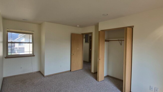 Building Photo - 3 Bed 1.5 Bath Duplex Unit - Barkley Village, Bellingham WA