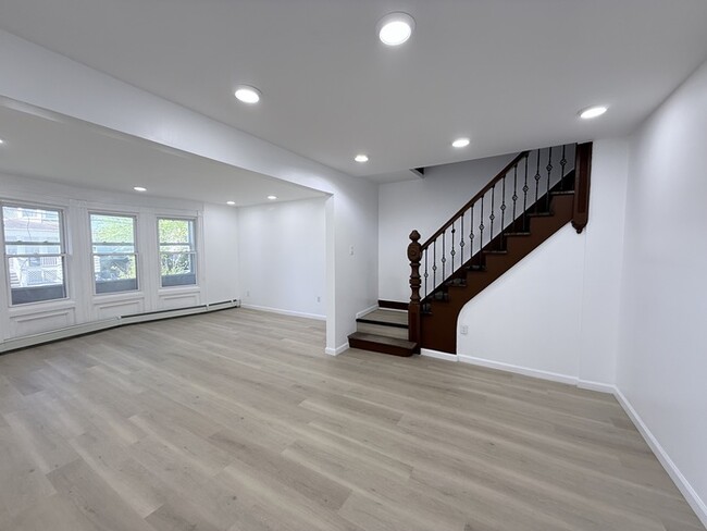 Building Photo - 1069 Mary St