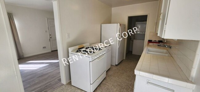 Building Photo - 609 E San Jose Ave