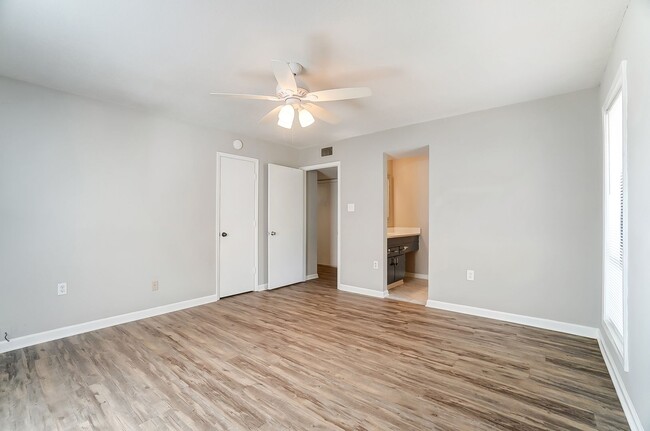 Building Photo - Fully Renovated 2 Bedroom Condo!