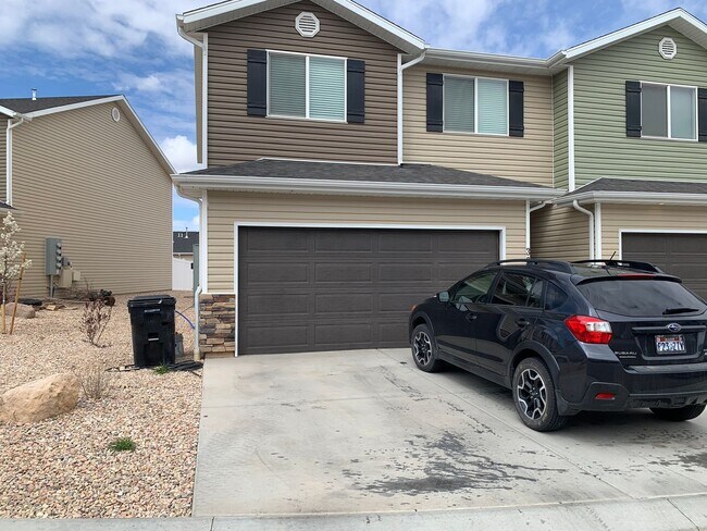 Building Photo - Spacious Townhome