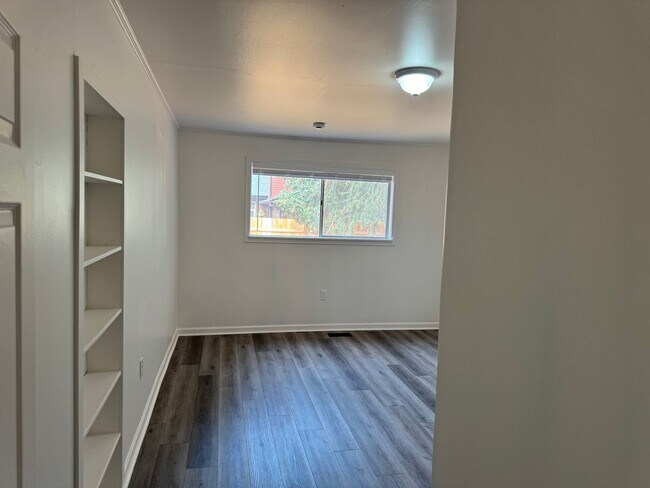 Building Photo - Updated 3 bedroom 2 bathroom duplex in his...