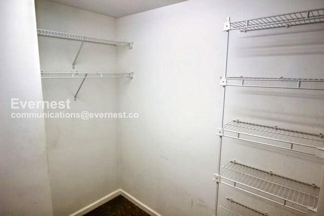 Building Photo - 3 Bed/2 Bath Home with Garage / Pet-Friend...