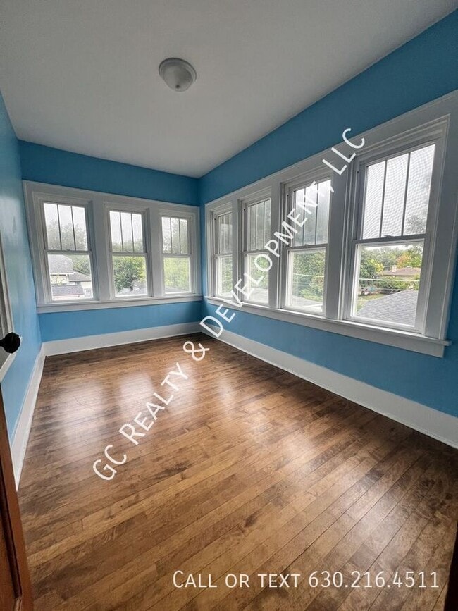 Building Photo - 337 S Maple St