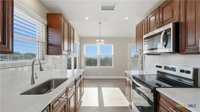 Building Photo - 1005 N LBJ Dr