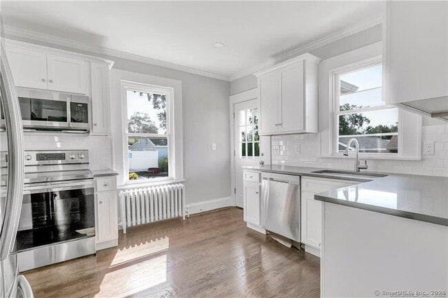 Building Photo - 2065 Barnum Ave