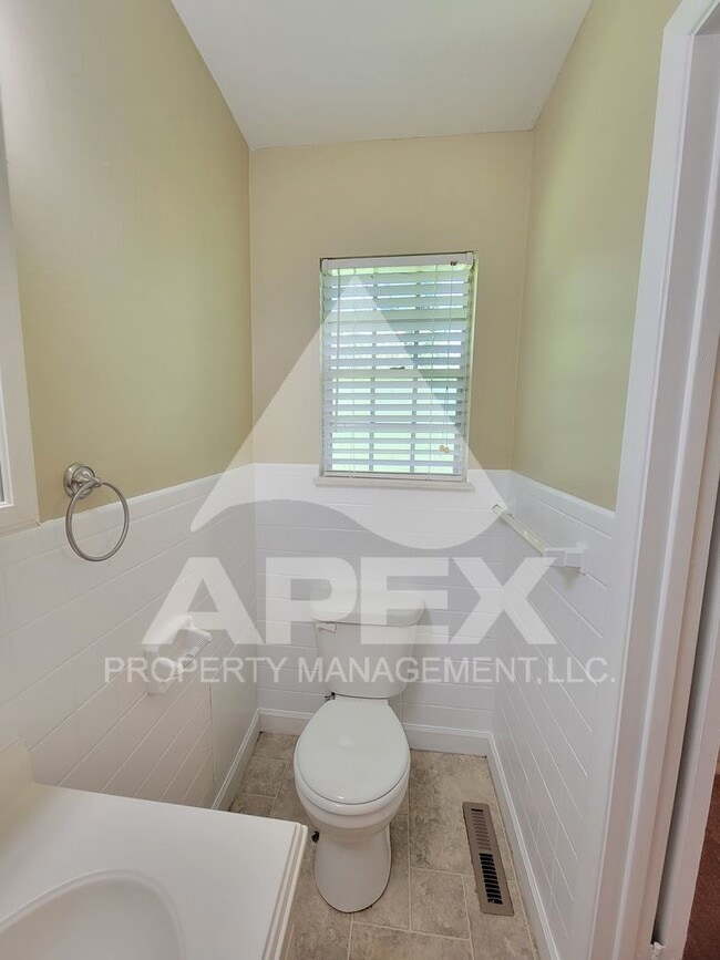 Building Photo - Spacious 3-Bd 2 BA Single Family home w/ B...