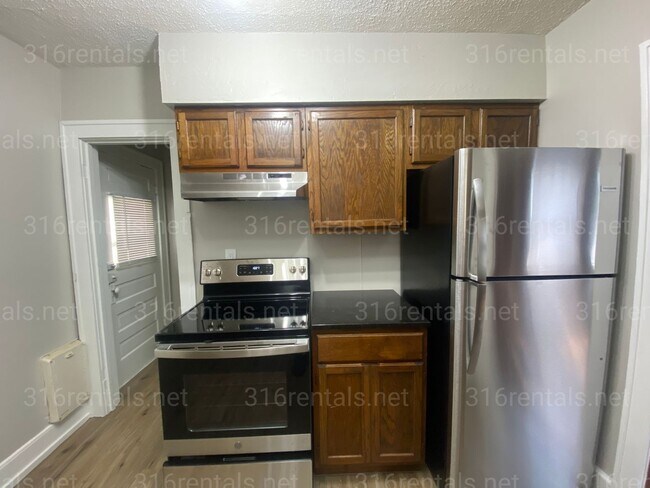 Building Photo - $925 - 2 bed 1 bath - Home with a fenced yard and garage