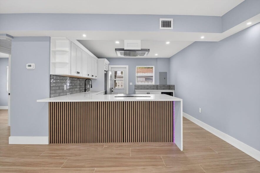 Building Photo - 341 SE 3rd Ave