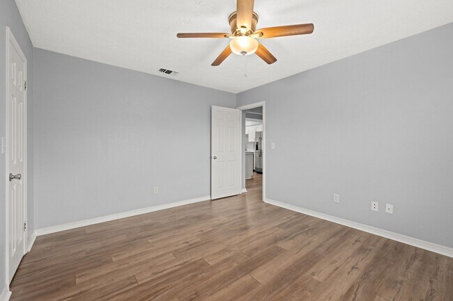 Building Photo - Charming 3Bed/2Ba Duplex Unit Convenient t...