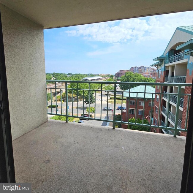 Building Photo - 505 E Braddock Rd