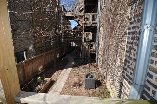 Building Photo - UK Village Updated 1 BED. Separate Living/Dining Rooms. Free Internet/DirecTV. Laundry. DECK. Yard.