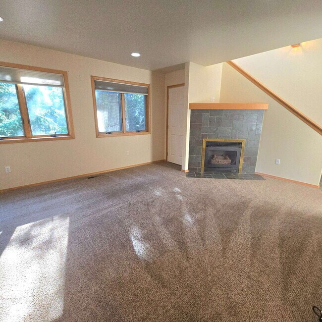 Building Photo - 2 Bedroom 2.5 bathroom near Golf Course
