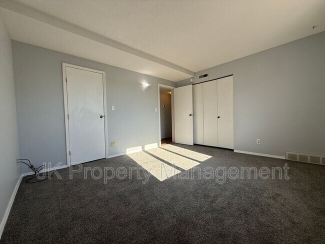 Building Photo - 2300 14th Ave S