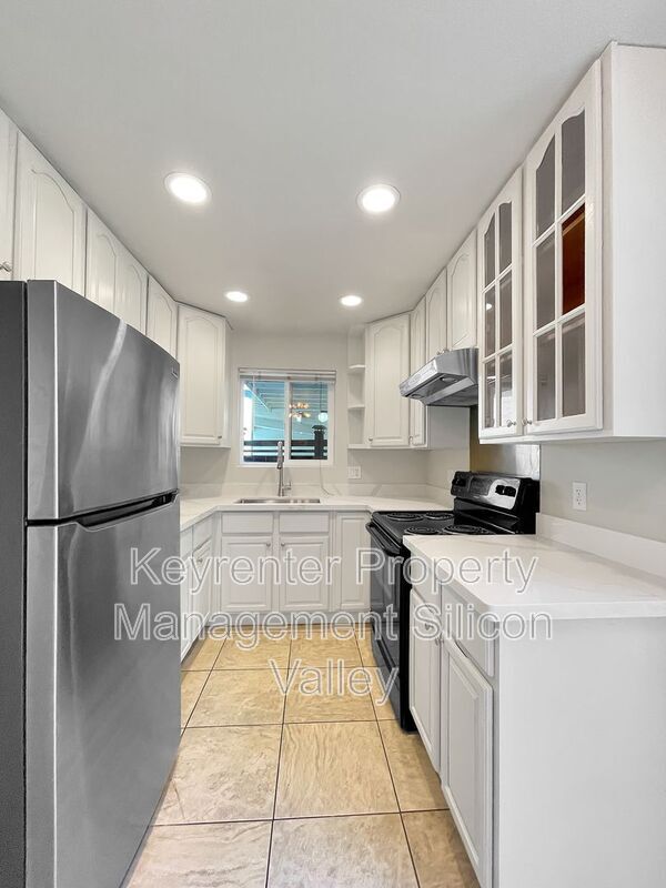 Building Photo - 923 Ravenscourt Ave