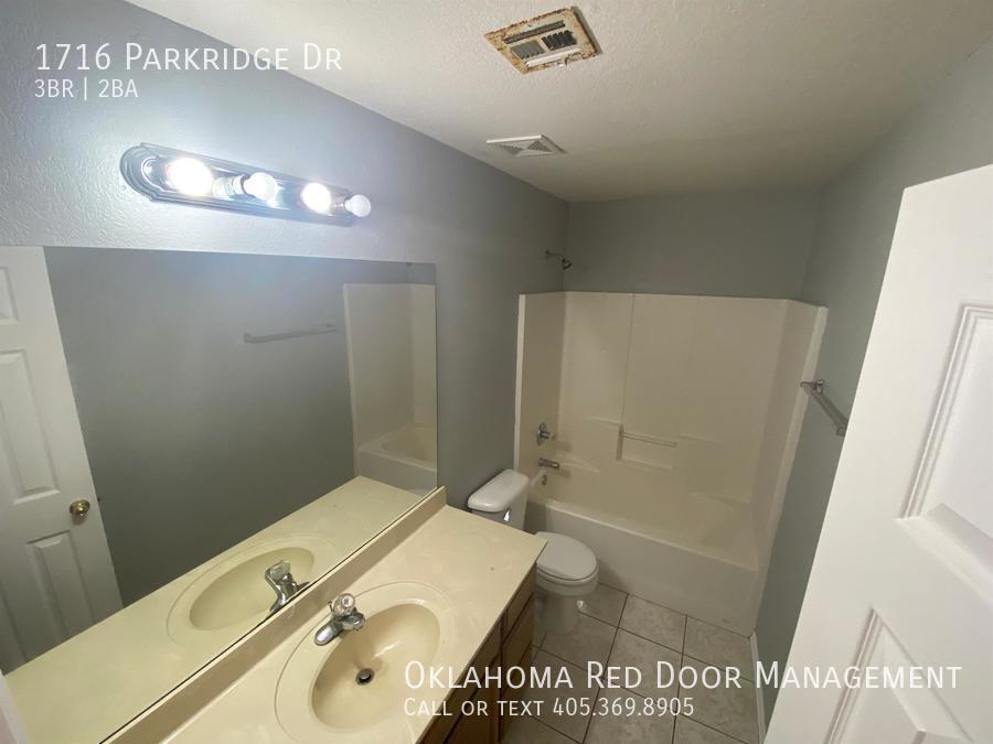 Building Photo - 1716 Parkridge Dr