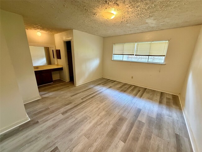 Building Photo - 5015 Glendower Dr