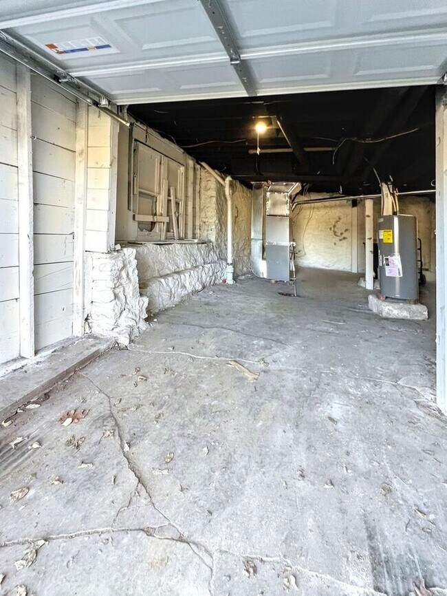 Building Photo - Spacious & Charming 5-Bedroom Home with Mo...