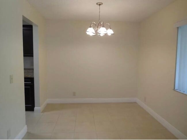 Building Photo - 913 Meadows Cir