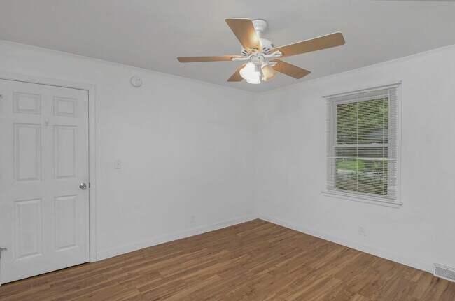 Building Photo - Charming 3-Bed Home in Olympia – Steps fro...