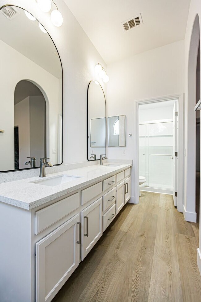 Building Photo - Stunning 3-bedroom One Story Home