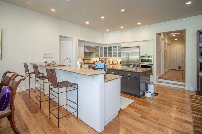 Building Photo - Stunning 4Bed/5bath Home in Kentfield